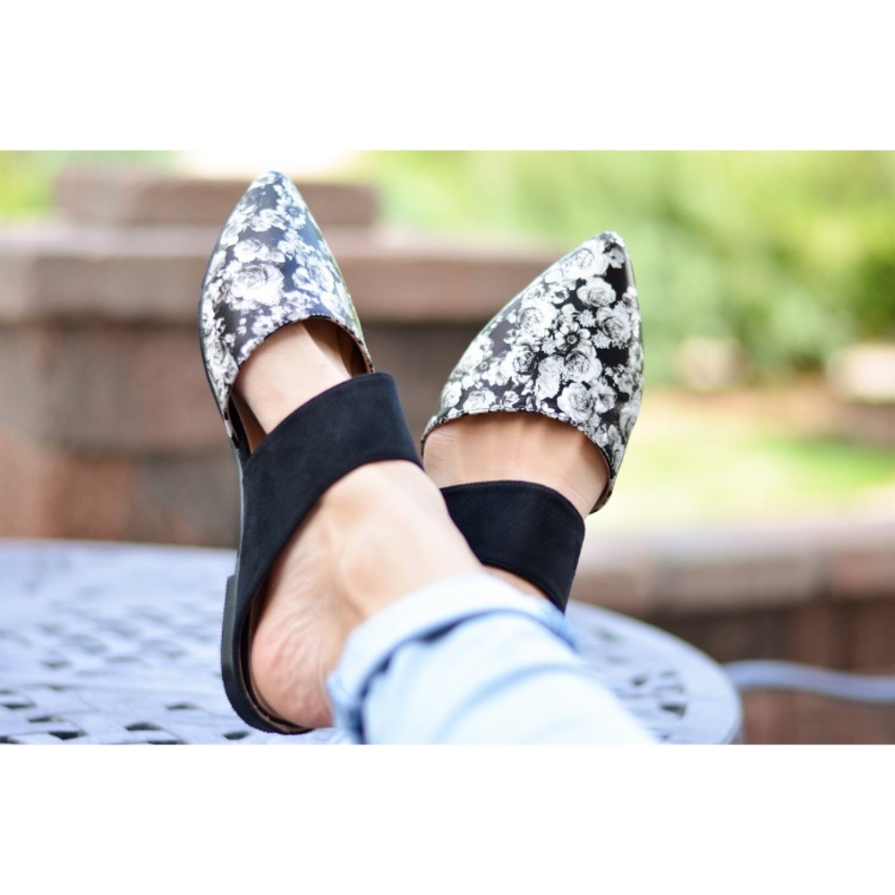 SOLD 🚫 Journey + Crew Floral Flats - Picture 2 of 8