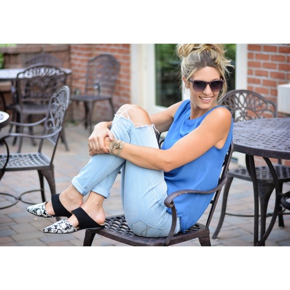 SOLD ๐ซ Journey + Crew Floral Flats - Picture 4 of 8