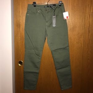 High waist ankle green pants from d.jeans. Size 8