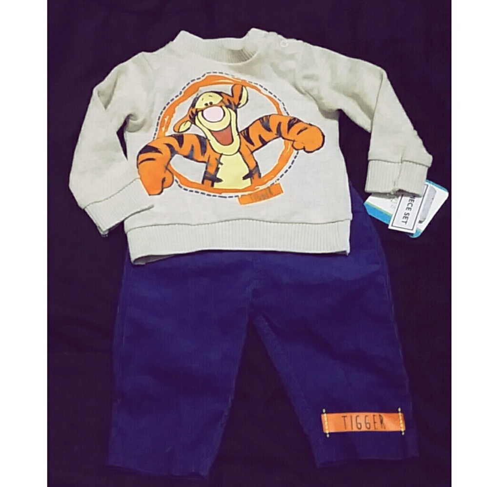 Adorable Nwt 0-3 months Disney baby outfit