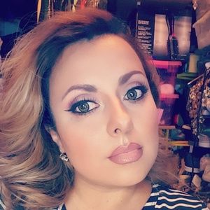 Meet your Posher, Adriana n