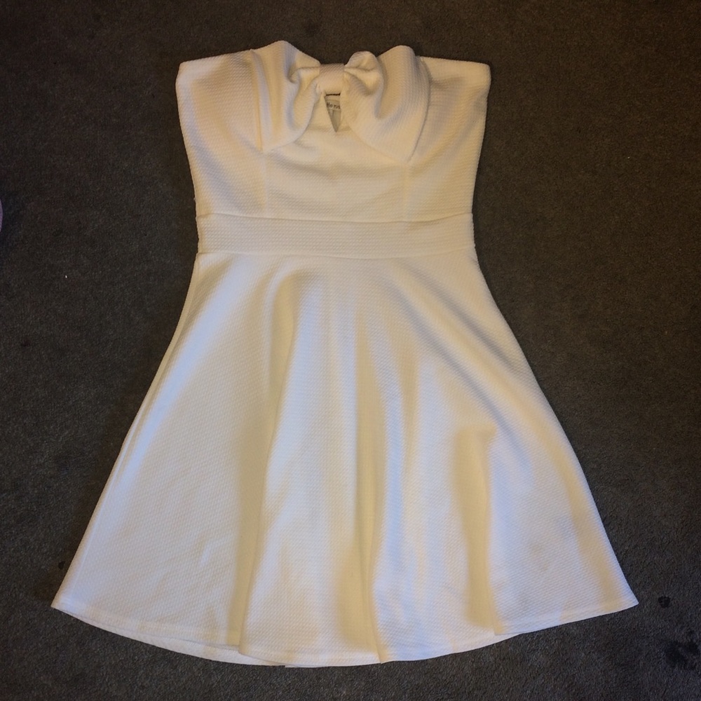 Sleeveless Bow Cream Skater Dress