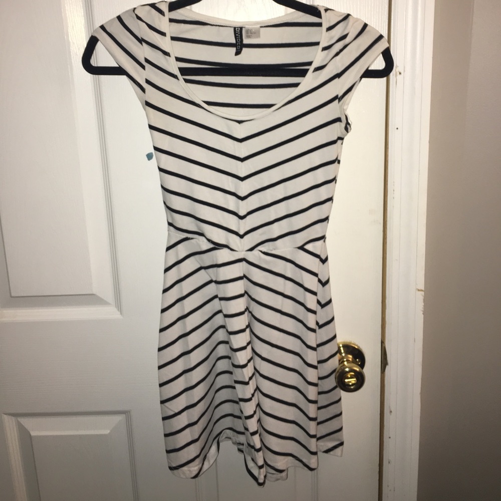 Short sleeve black and white striped dress