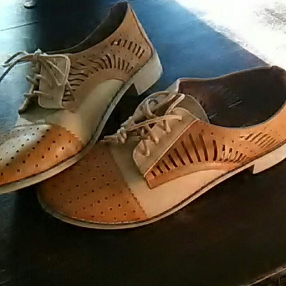 Beautiful Marilyn Moda shoes $10 SALE