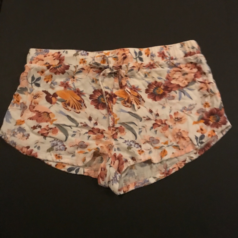 Loose cream shorts with floral accents