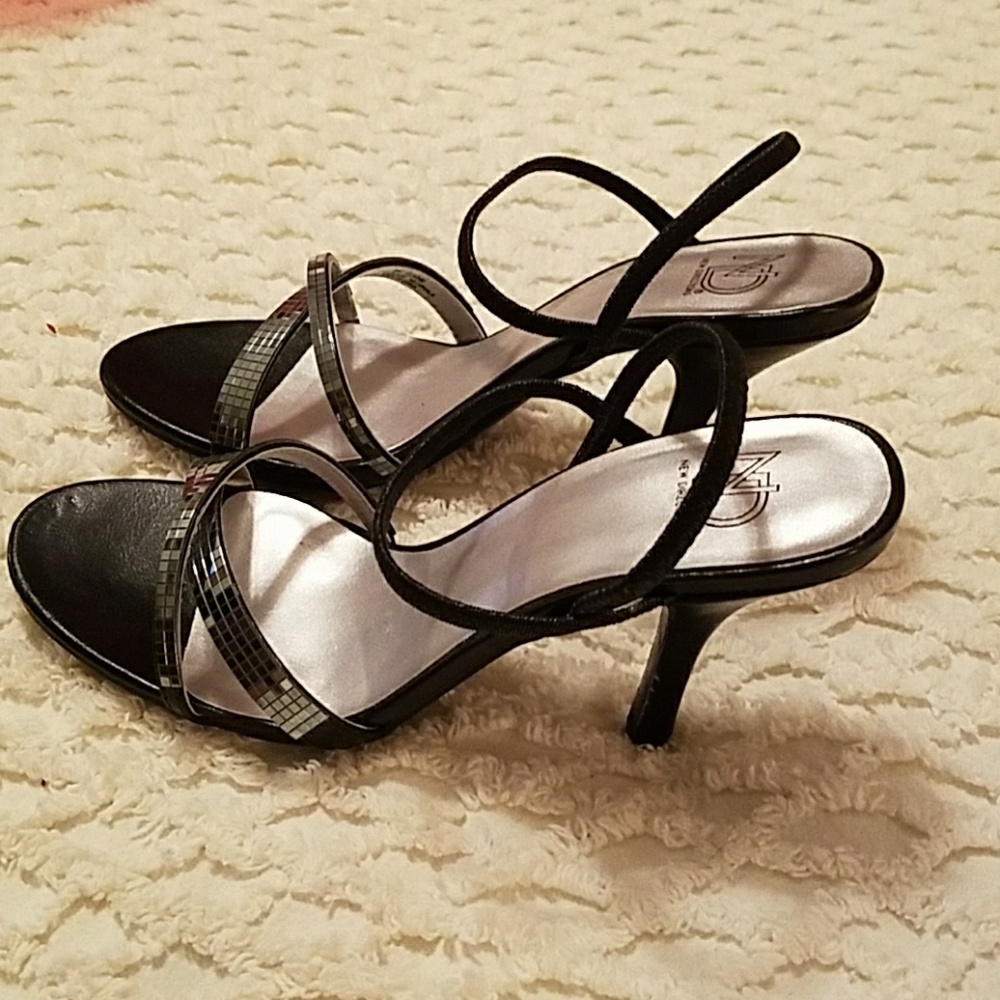 New Direction Sandals - Picture 2 of 6