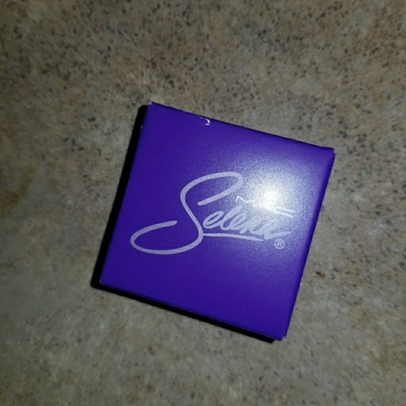Authentic MAC Selena Eye Shadow - Picture 1 of 2