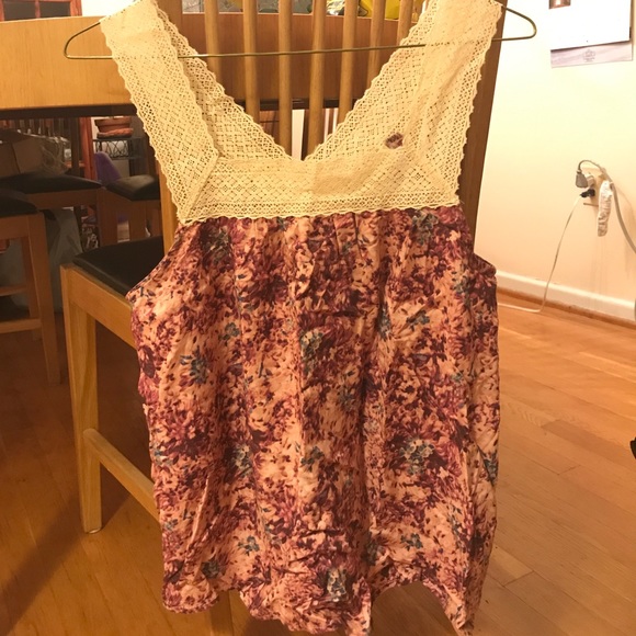 NWT Urban outfitters patterned top - Picture 2 of 4