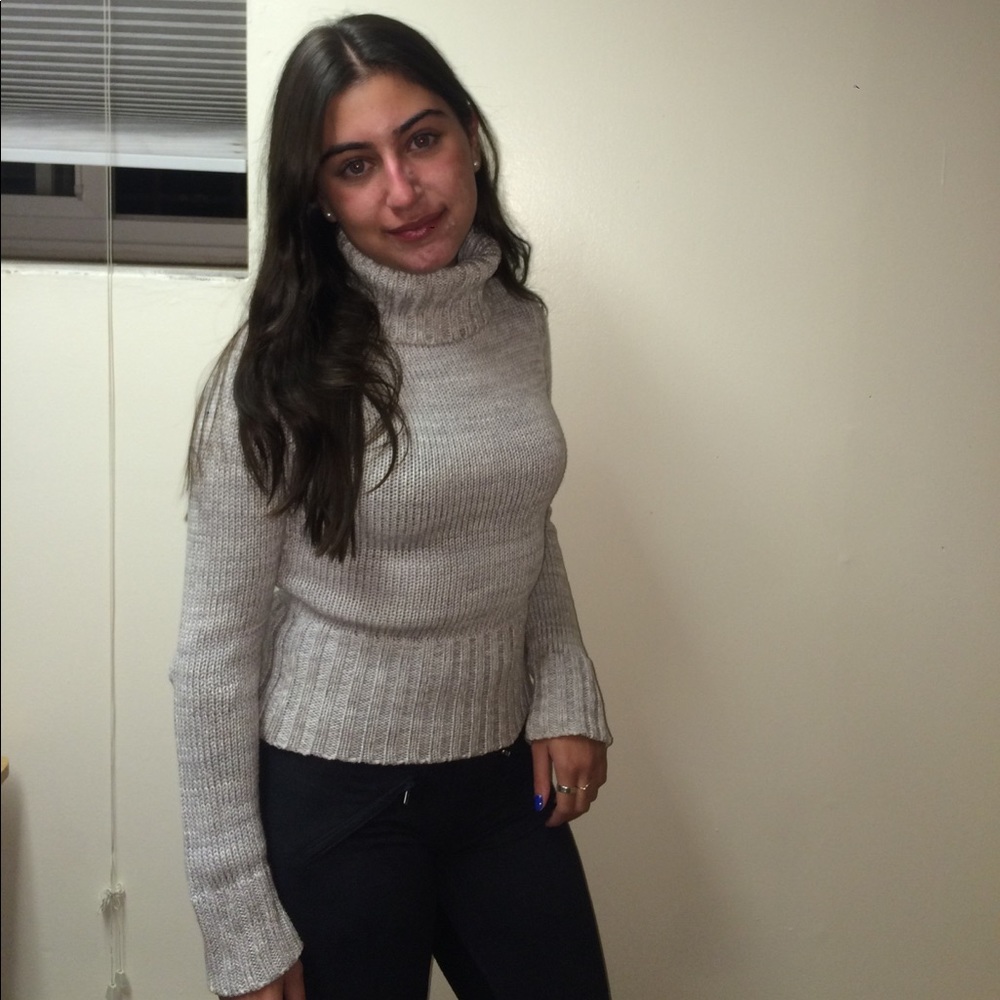 Yummy gray knit turtle neck