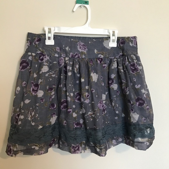 Grey skirt with purple roses and lace detail - Picture 1 of 2