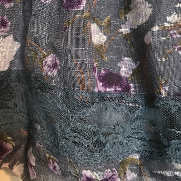 Grey skirt with purple roses and lace detail - Picture 2 of 2
