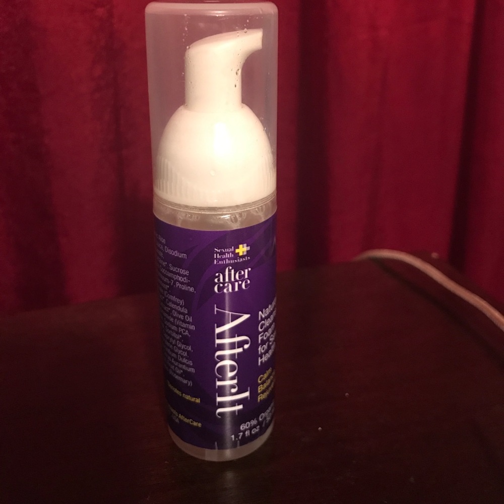 1.7 fl oz 60% Organic AfterIt after care foam