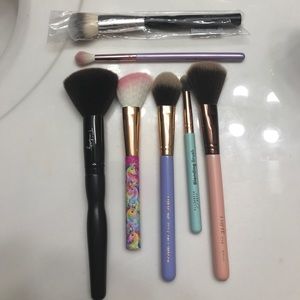 Bundle of SEVEN wonderful makeup brushes-NEW!