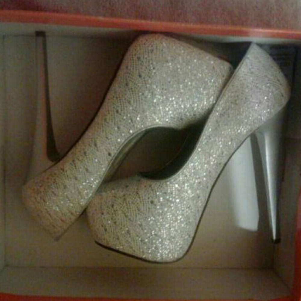 Heels - Picture 2 of 3