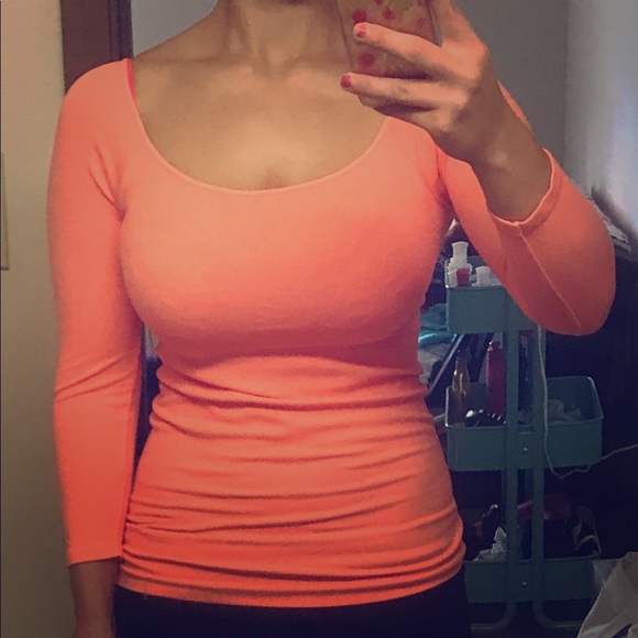 Nikibiki One-Size-Fits-All stretch top - Picture 1 of 3