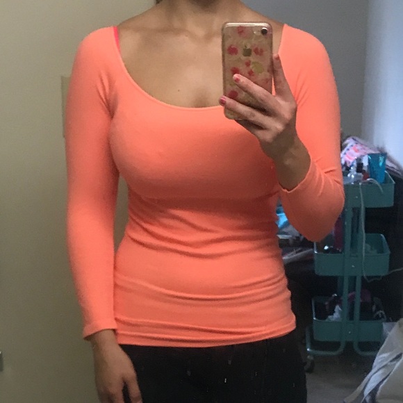 Nikibiki One-Size-Fits-All stretch top - Picture 3 of 3