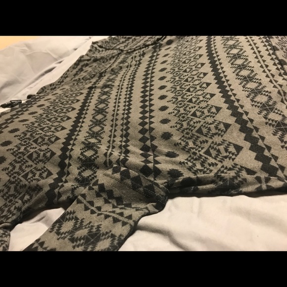 Long sleeve pattern top - Picture 6 of 6