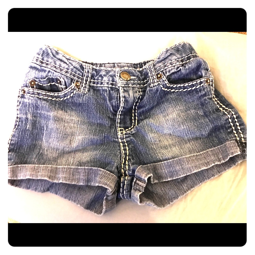 👱🏼‍♀️ Little girls blue jean shorts