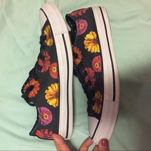 Flower pattern Converse