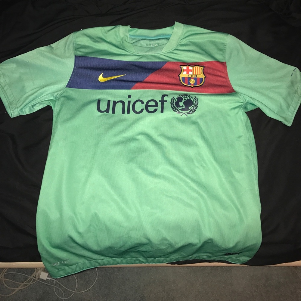 2010/2011 Barcelona Away Jersey Small #21
