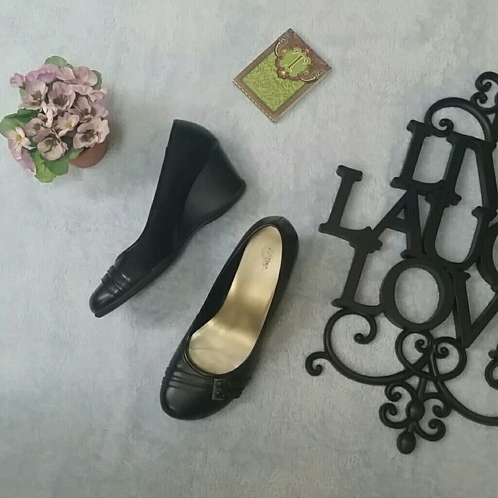 APT 9 black wedges size 8 1/2