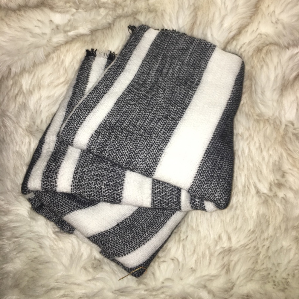 Black & White Blanket Scarf