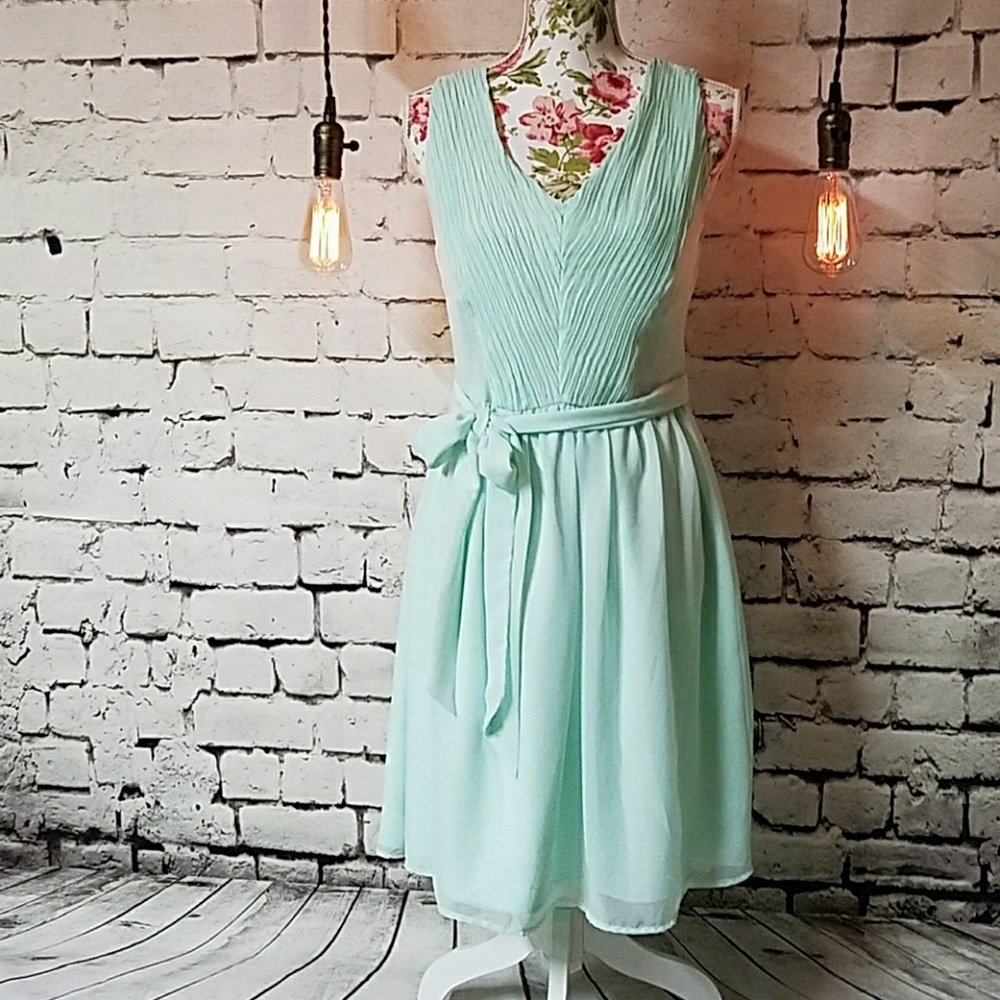 Women's beautiful pale mint dress.Size 8.