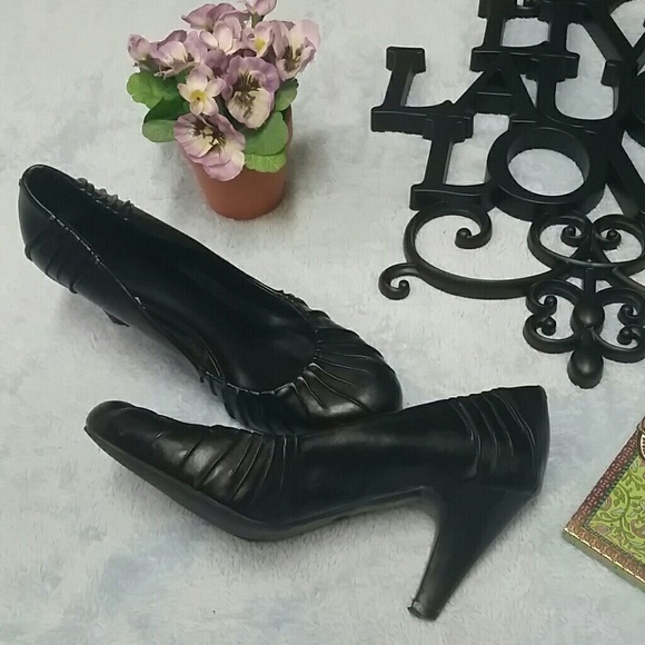 Black Mossimo heels size 7 - Picture 2 of 4