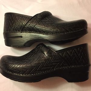 🌺 Dansko Woven Texture Clogs Size 40