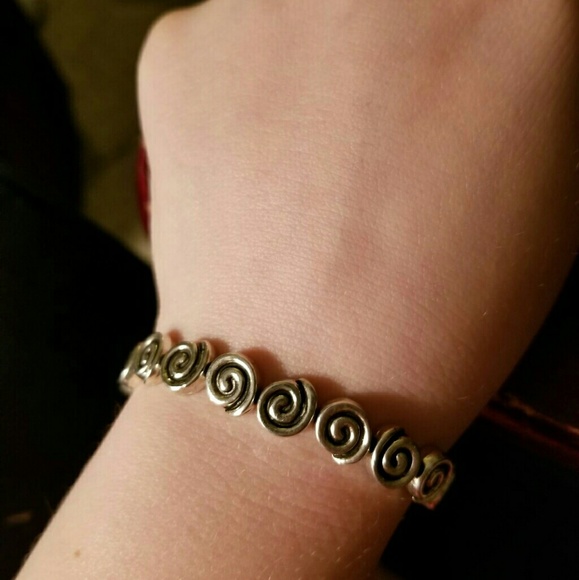 Silver toned swirl stretch bracelet - Picture 2 of 2
