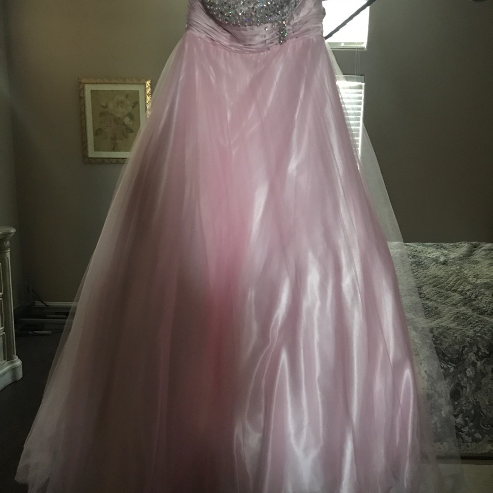 Beautiful prom dress size 6 . worn 1 time 175 obo