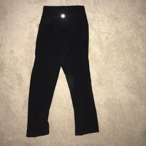 lululemon black cropped leggings.