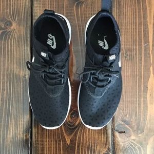 Nike Juvenate - Size 6 - Black/White