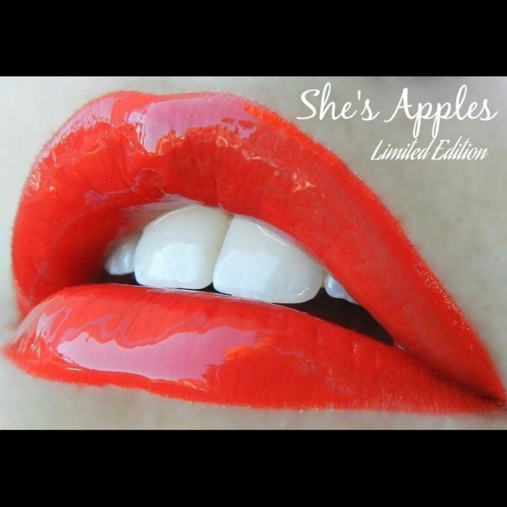 Lipsense- kiss-proof, smudge-prof, water proof