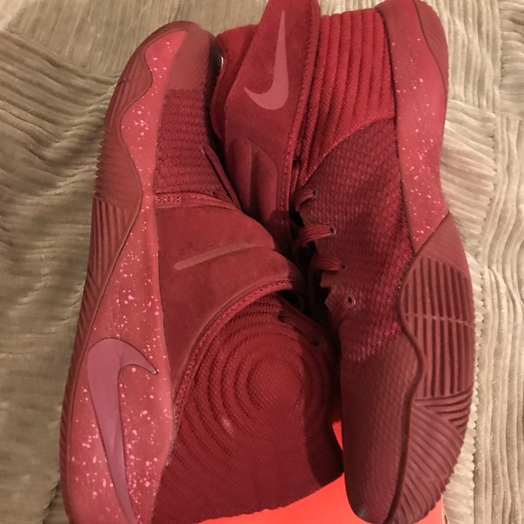 Nike Kyrie 2s Red Velvet - Picture 2 of 7