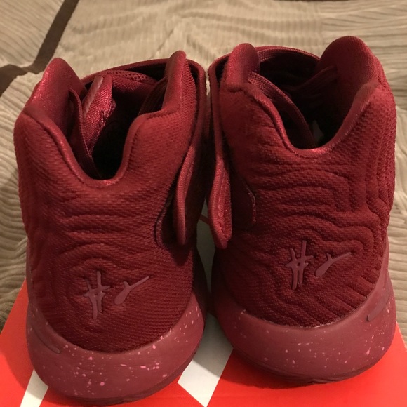 Nike Kyrie 2s Red Velvet - Picture 3 of 7