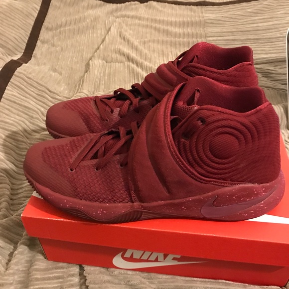 Nike Kyrie 2s Red Velvet - Picture 4 of 7