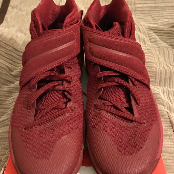 Nike Kyrie 2s Red Velvet - Picture 5 of 7