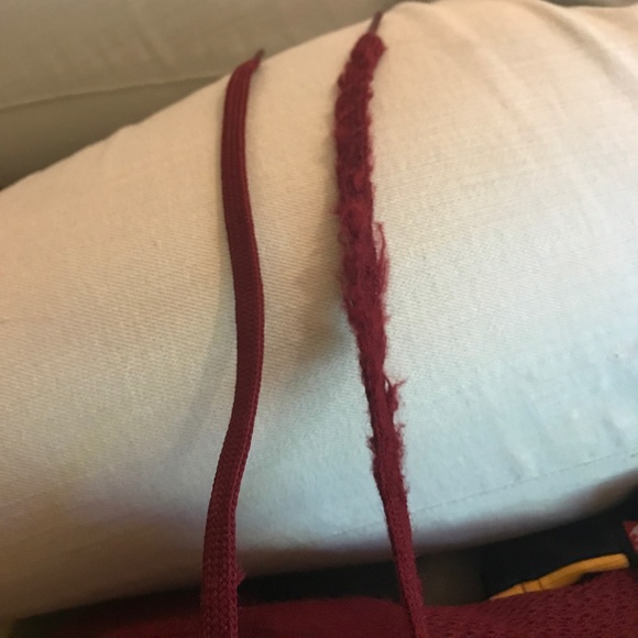 Nike Kyrie 2s Red Velvet - Picture 6 of 7