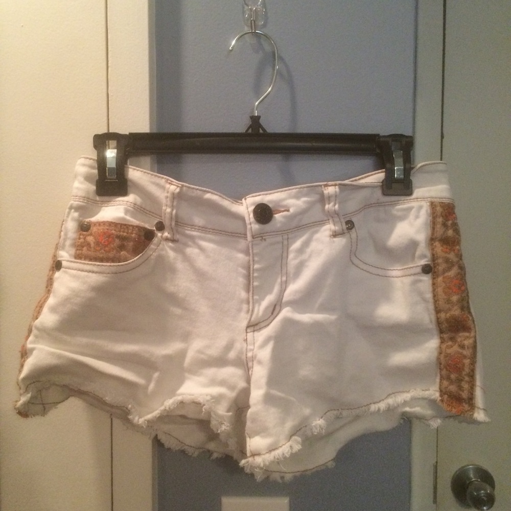 DONATED White short shorts ☀️