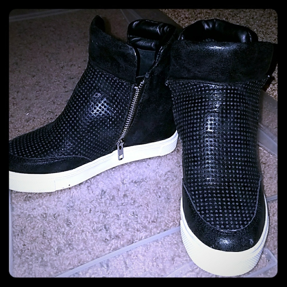 Steve Maddn LINQSP zip up boots.