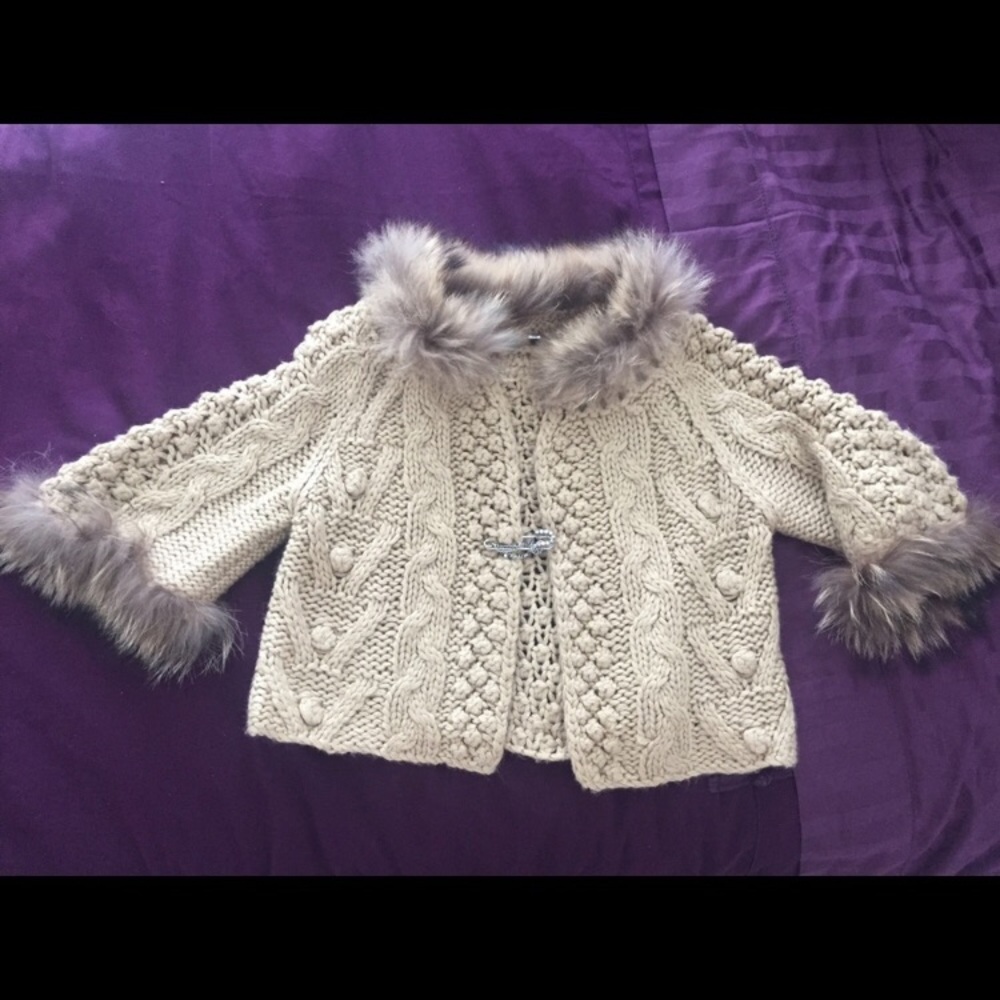 Cropped knot sweater with fur