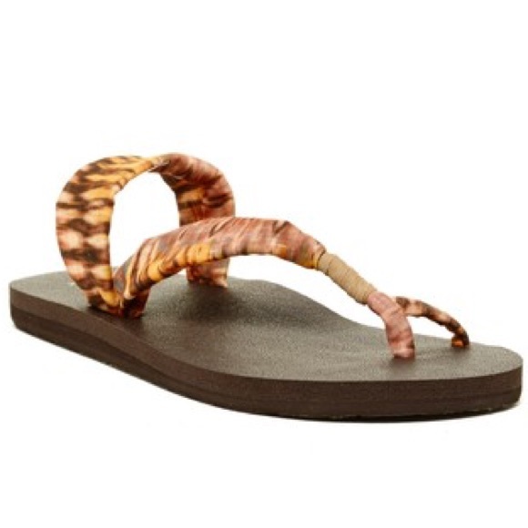 SANUK Yoga "Sling It On Prints" Sandal (6) (9) NEW - Picture 1 of 3