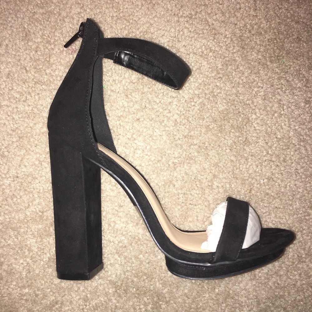 Wild Diva Lounge // Black Sandal heels size 6