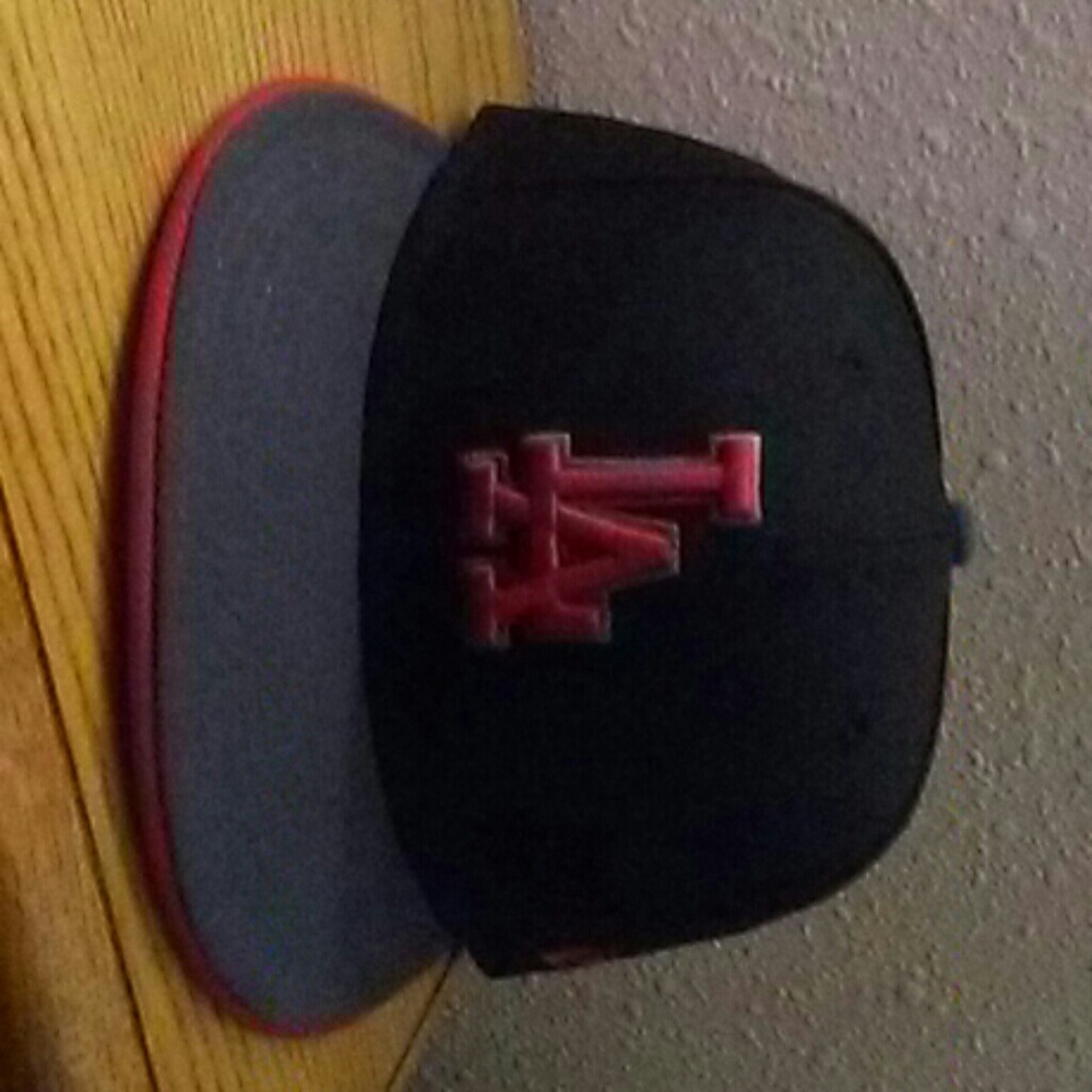 Black and red ale hat 7 and 3/8