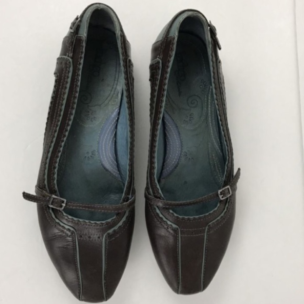 Genuine leather flat shoes. Indigo by Clarks.