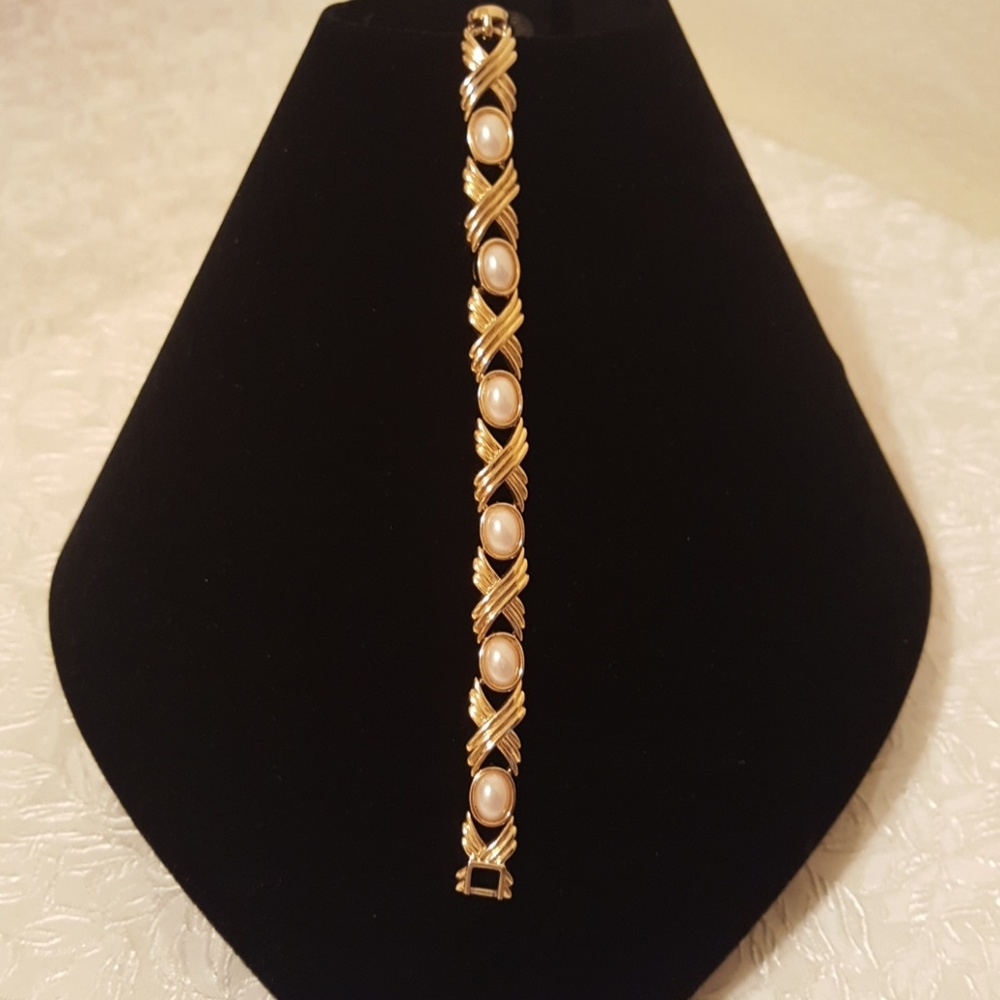Hugs and kisses faux pearl bracelet