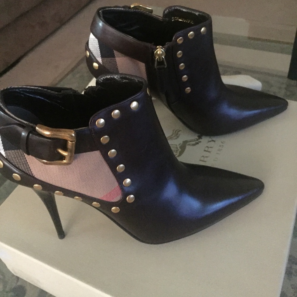 BNWOT Burberry Booties
