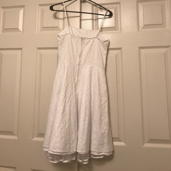 White dress - Picture 2 of 4