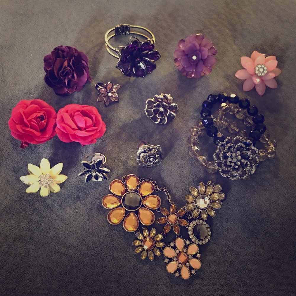 SET OF FLOWER RINGS, NECKLACE & BRACELET